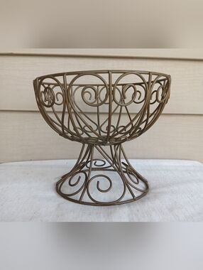 Metal Pedestal Basket. 8"W X 7"H